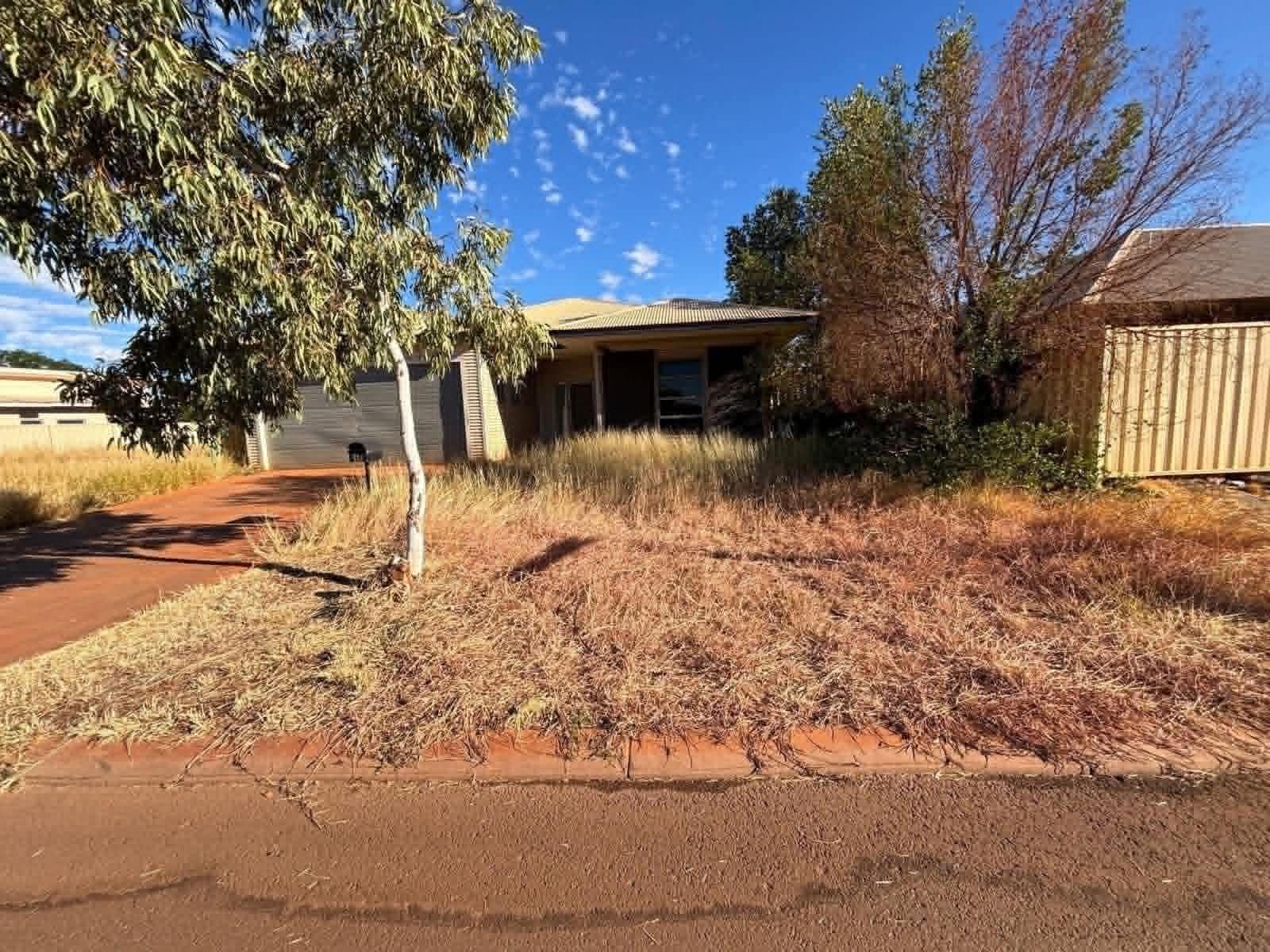 Dead dry front yard in Newman before new lawn was laid